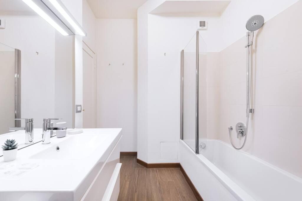 Easylife - Elegance A Few Steps From Citylife Next To M2 Pagano Appartement